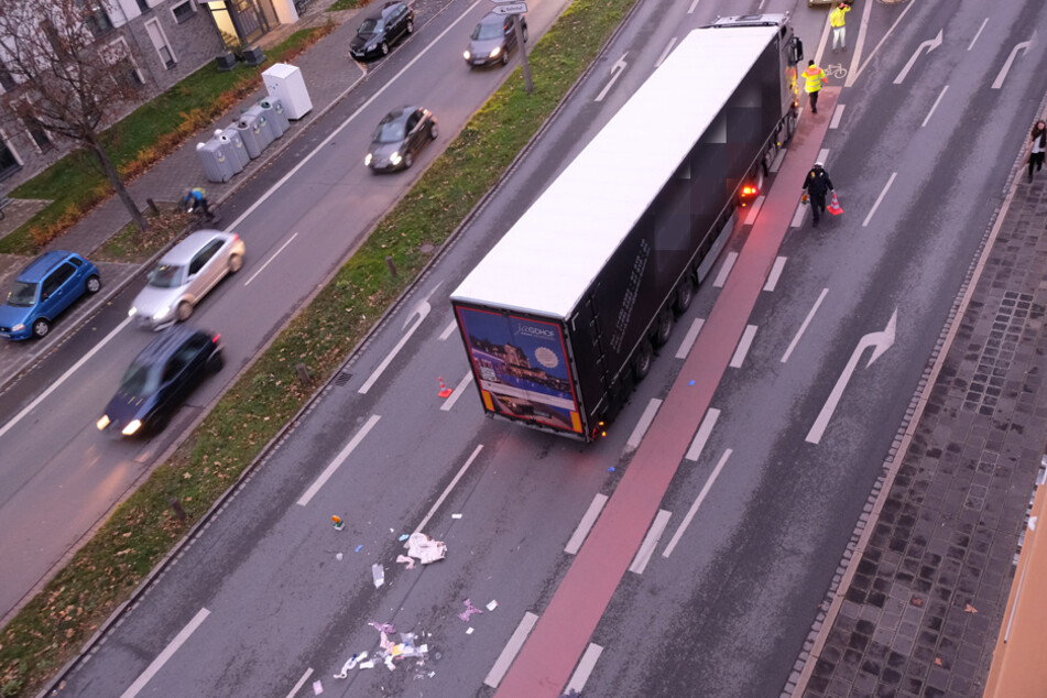 Ersten Ermittlungen nach wurde die Frau von dem Sattelzug überfahren.