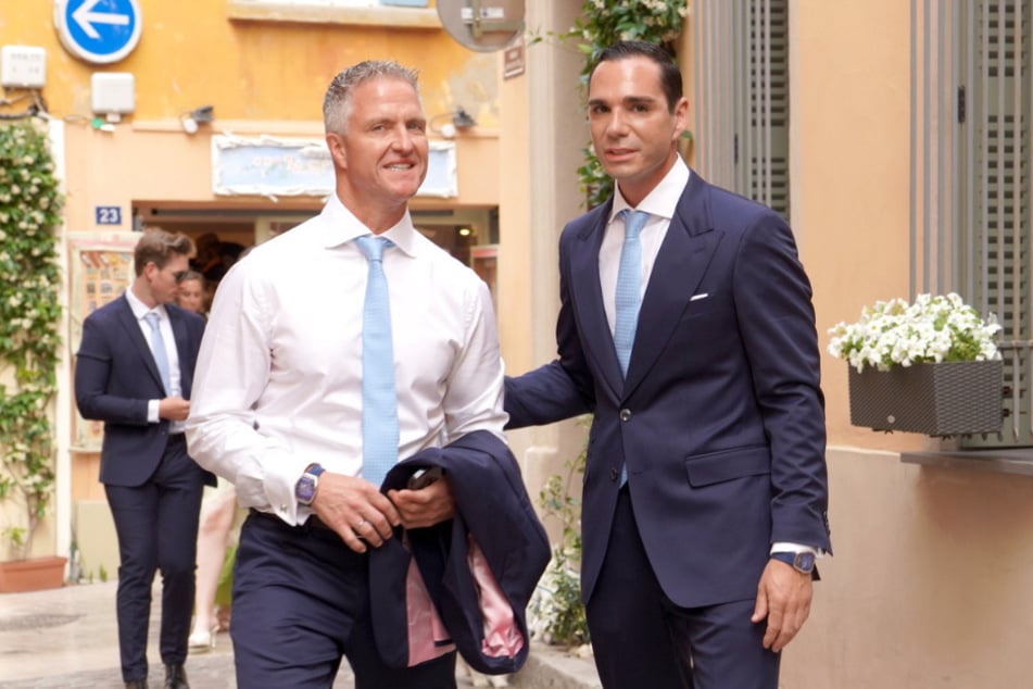 Mitten in Saint-Tropez haben Ralf Schumacher (50, l.) und Ehemann Ètienne (36) am Wochenende geheiratet.