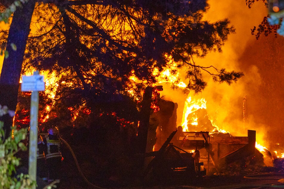 Reitanlage brennt lichterloh: Feuerwehr kämpft stundenlang gegen "Flammenmeer"
