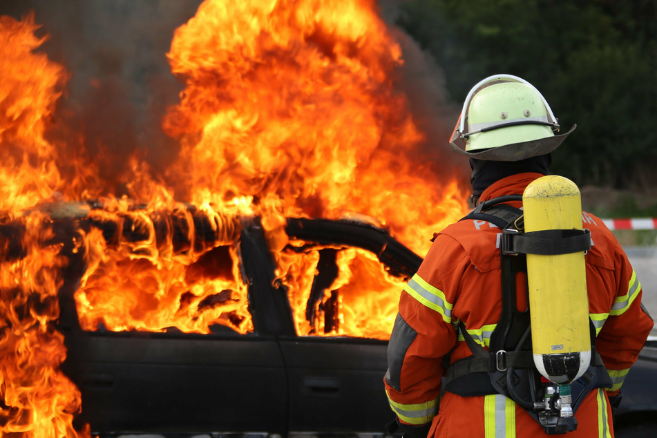 Ein 24-Jähriger muss sich ab Montag vor dem Düsseldorfer Landgericht verantworten, weil er unter anderem ein Auto in Brand gesteckt haben soll. (Symbolbild)