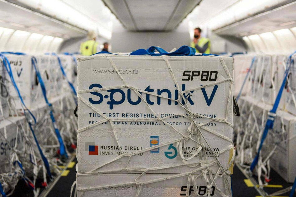 Eine Lieferung des Corona-Impfstoffes Sputnik V steht in einem Flugzeug. Berlin setzt vorerst nicht auf den russischen Corona-Impfstoff.