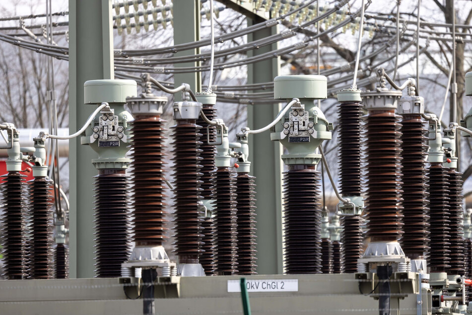 Isolatoren im Umspannwerk: Die SachsenEnergie-Unternehmensgruppe (3 300 Mitarbeitende) versorgt insgesamt 630.000 Strom- und 110.000 Gaskunden.