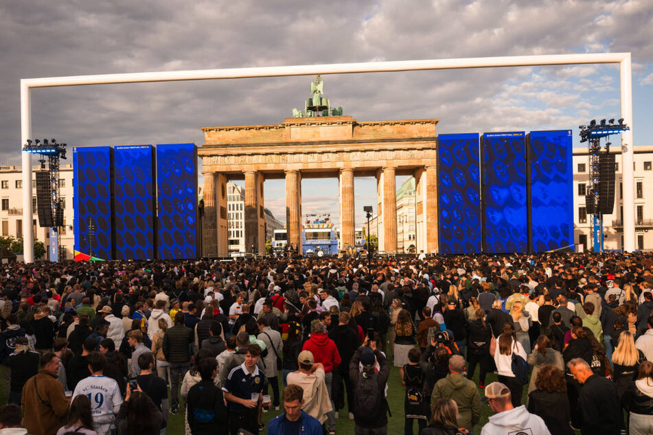 Auch am Freitag sind wieder dunkle Wolken über der Fanmeile am Brandenburger Tor aufgezogen, die zu einer Räumung geführt haben. (Archivfoto)