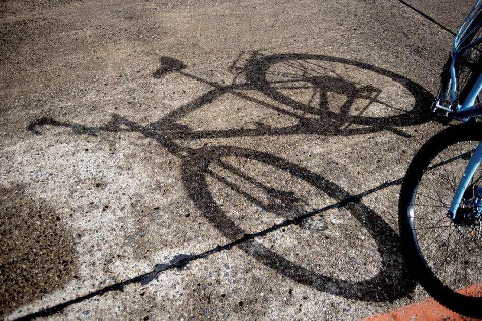 Neben dem Unbekannten stand ein Fahrrad. Was ist auf dem Radweg passiert? (Symbolbild)