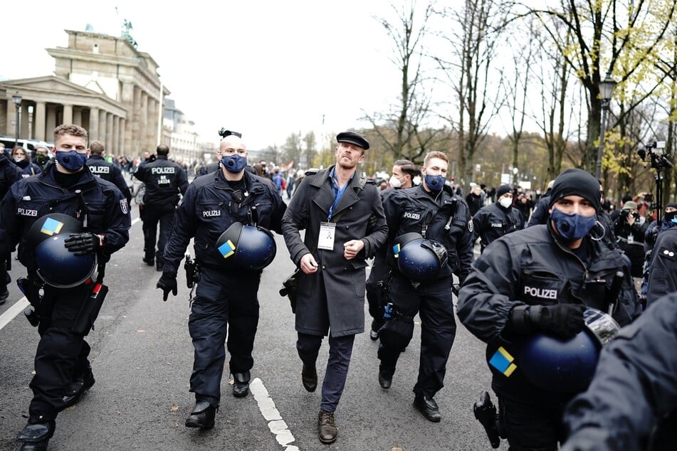 Der rechtsextreme Aktivist Nikolai Nerling, bekannt als Videoblogger "Der Volkslehrer" wird vor dem Brandenburger Tor von der Polizei abgeführt.