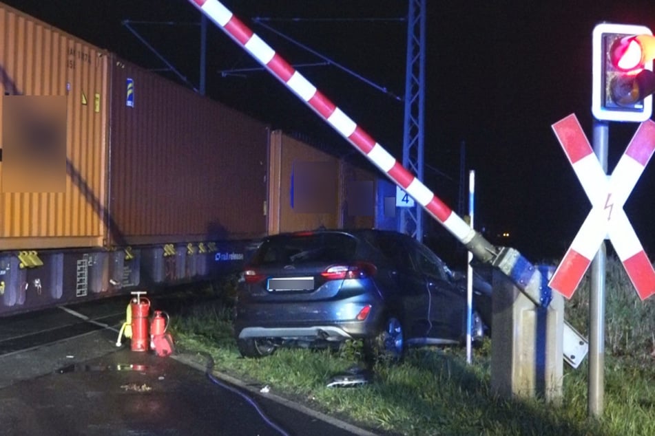 Am Donnerstagabend wurde in Rastede ein Ford von einem Güterzug erfasst.