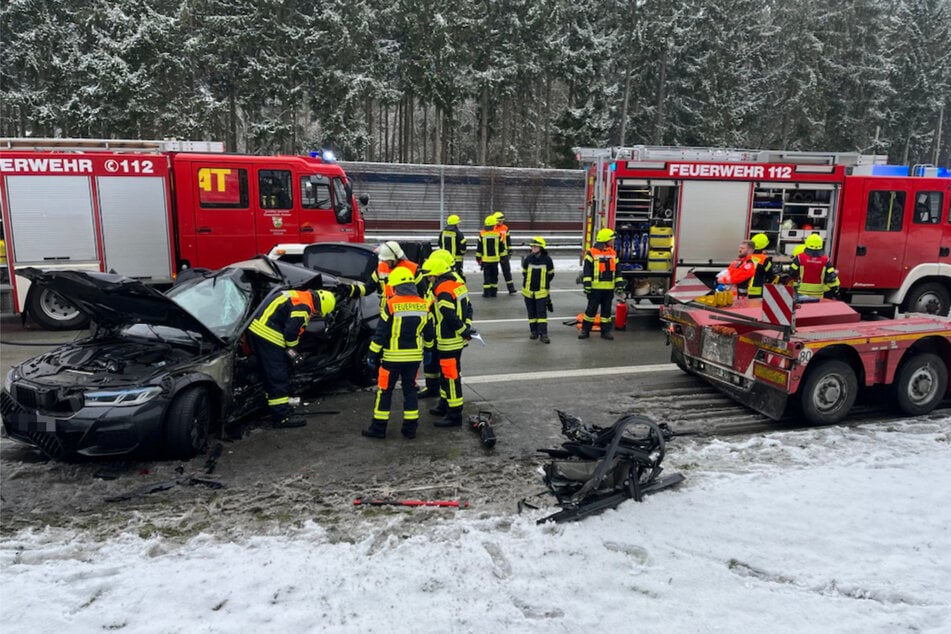 Der BMW-Fahrer krachte mit seinem Wagen in einen stehenden Lkw, der zuvor an einem Unfall beteiligt gewesen war.