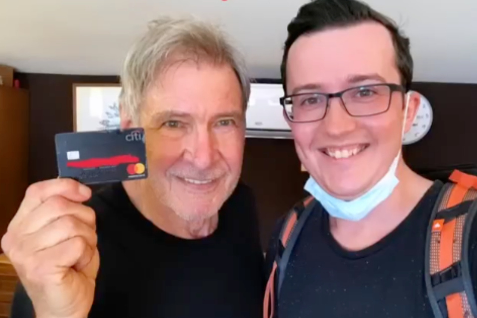Zum Dank ein Selfie: Hollywood-Star Harrison Ford (79) mitsamt dem ehrlichen Finder Simon Milewski.