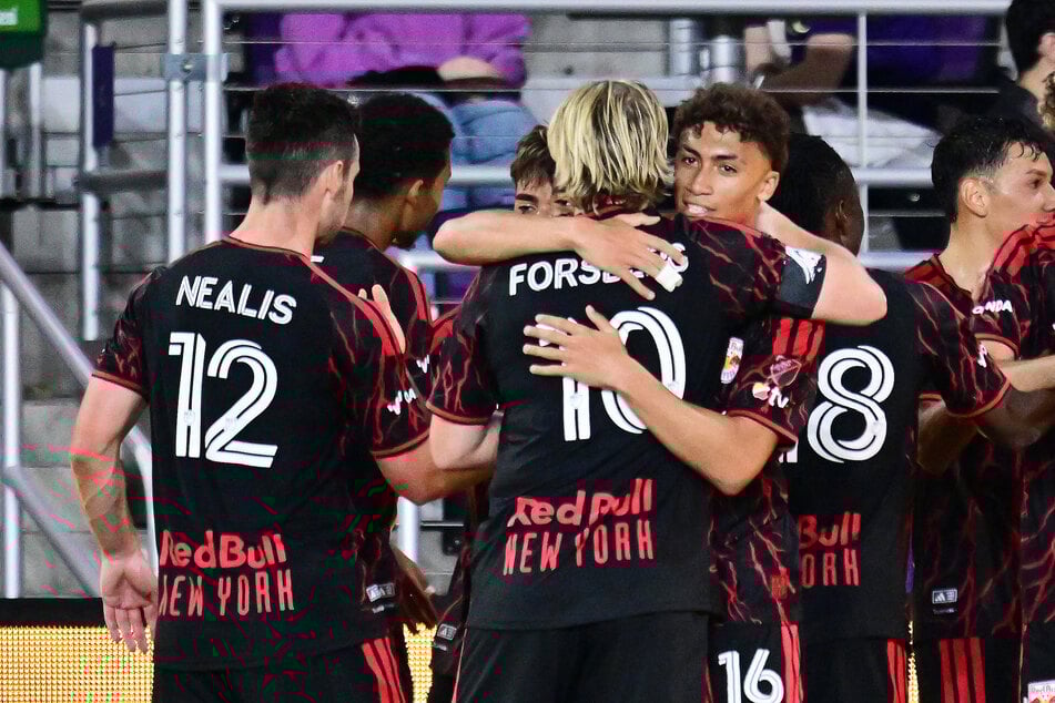 Emil Forsberg (34, M.) und Julian Hall (18, r.) bejubeln einen Treffer des Shootingstars in der MLS für New York.