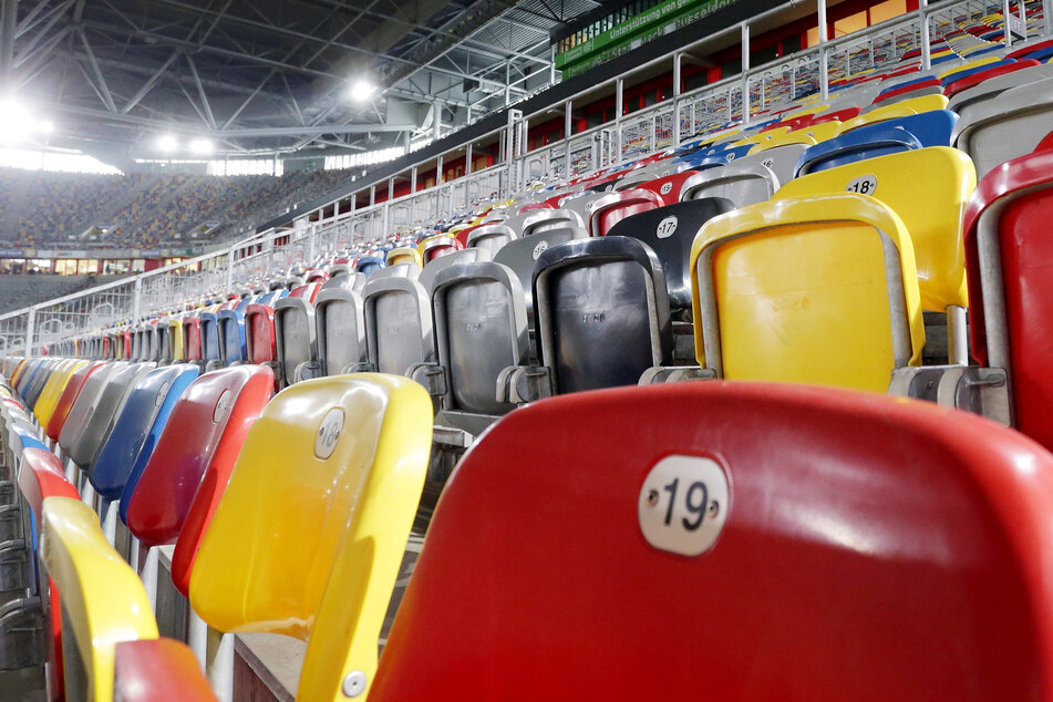 Nicht nur in der Düsseldorfer Merkur Spiel-Arena werden die Sitze noch eine Zeit lang leer bleiben. (Symbolbild)