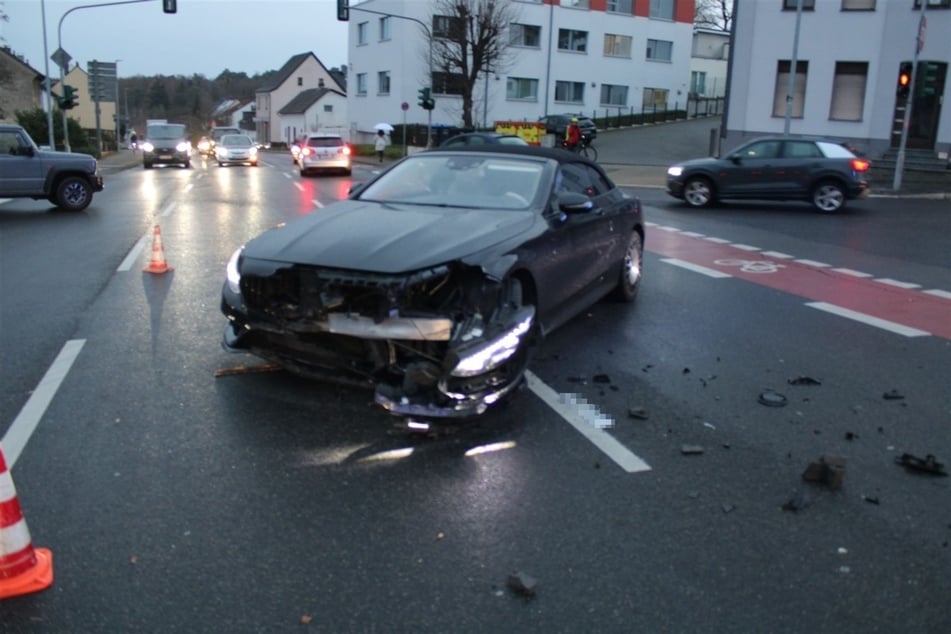 Auch die Front des Mercedes wurde bei dem Unfall zerstört. Der 33-jährige Mann am Steuer kam glücklicherweise mit nur leichten Verletzungen davon.