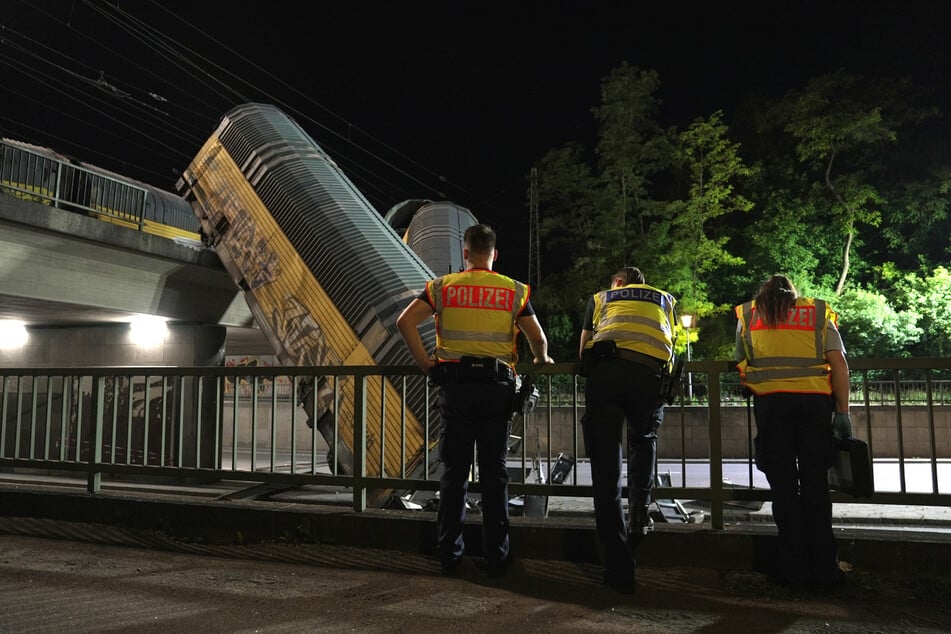 Polizisten sehen sich die Unfallstelle an.