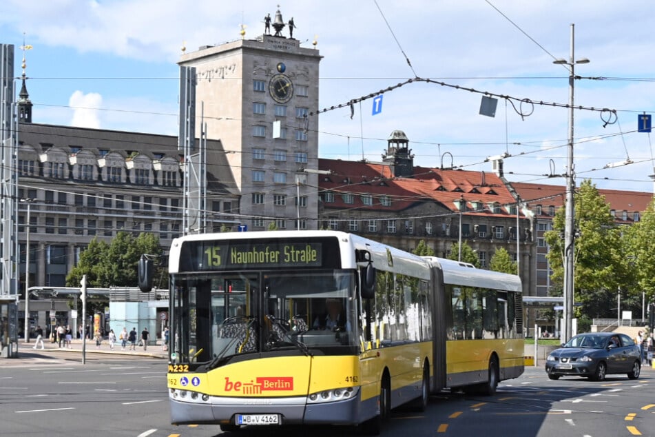 Die Busse werden derzeit für den Schienenersatzverkehr der Linie 15 zwischen Hbf. und Naunhofer Straße eingesetzt.