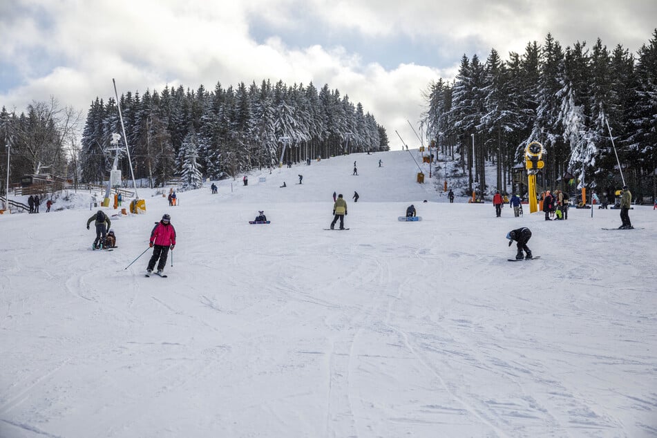 Großer Andrang herrschte am Sonntag nach frischem Schneefall auf dem Ski- und Rodelhang in Altenberg.
