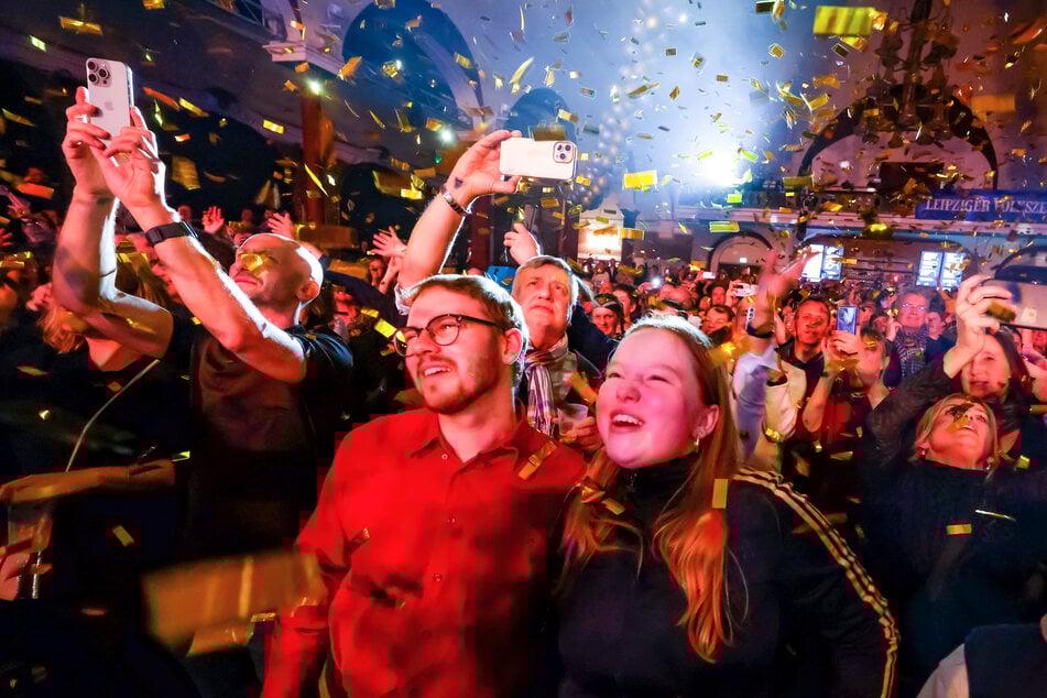 Singen, tanzen und feiern: Das Publikum feierte mit den Sängerinnen und Sängern.