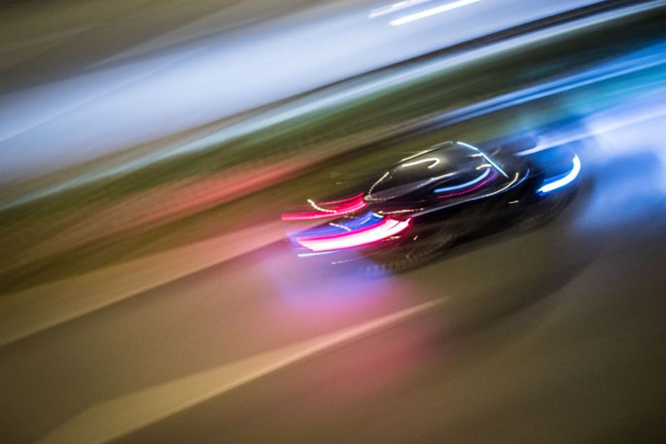 Illegales Autorennen zwischen Mercedes und VW endet in Crash: 45.000 Euro Schaden