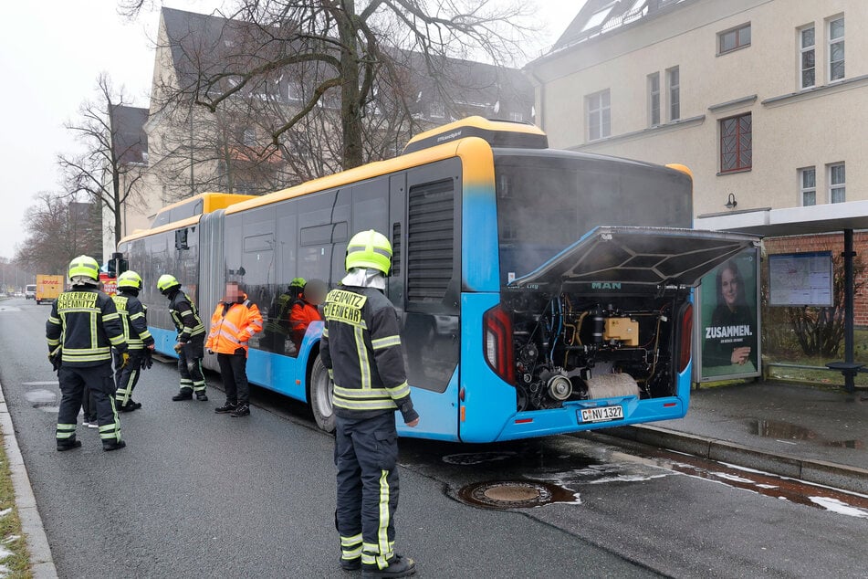 Aus dem Heckbereich des Busses stieg Rauch. Die Feuerwehr kümmerte sich um die Rauchentwicklung.