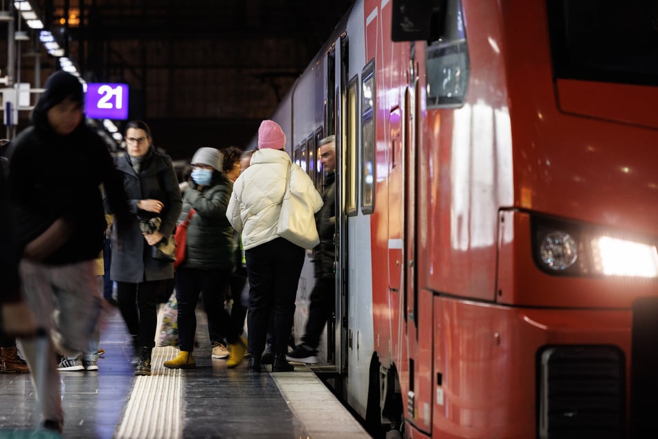 Fahrgäste zahlen ab Januar neun Euro mehr für das Deutschlandticket. (Symbolbild)