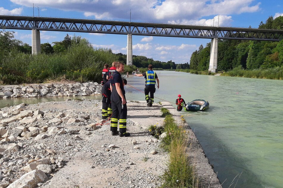 Strömungsretter der Feuerwehr zogen das Boot schließlich ans Ufer.
