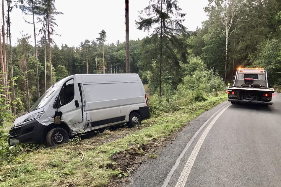 Der weiße Citroën Jumper Transporter stoppte erst außerhalb der Fahrbahn.