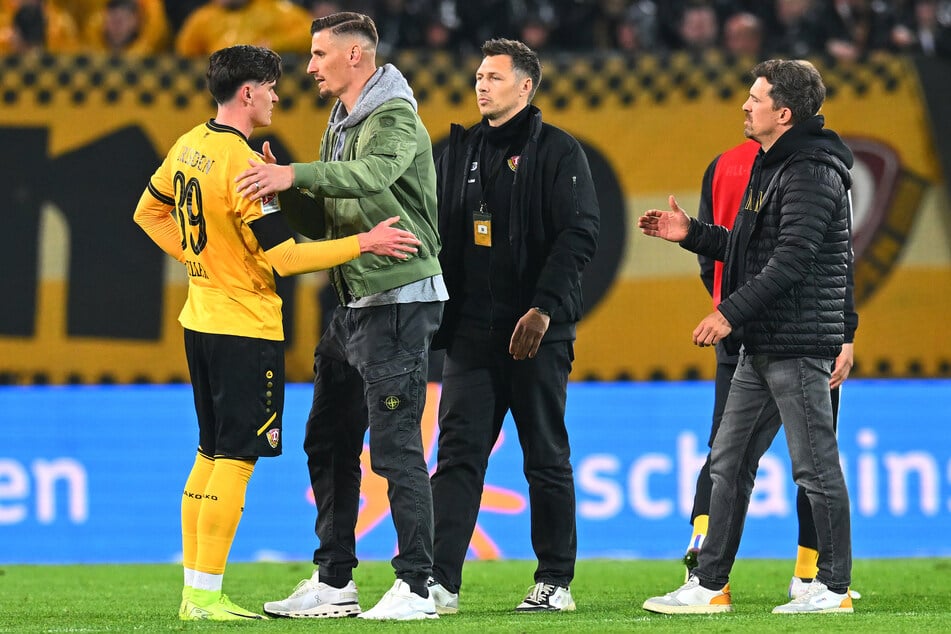 Am Samstagabend war der gesperrte Stefan Kutschke (37, 2.v.l.) erst als Schlichter, dann als Tröster unterwegs.