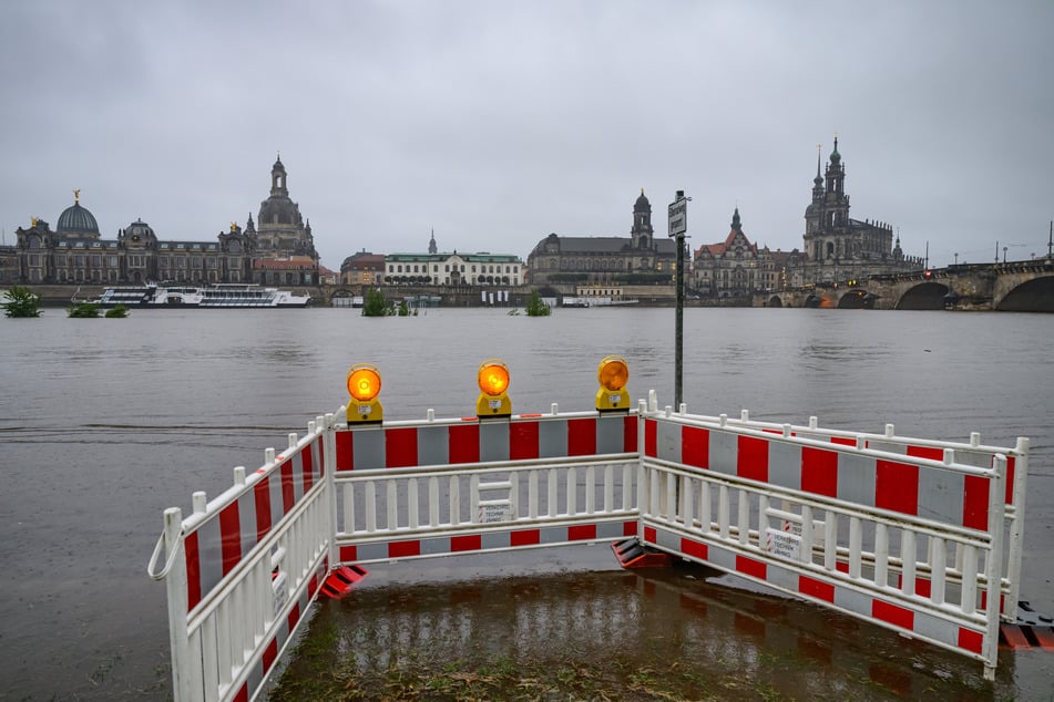 So manche Absperrung steht schon im Wasser.