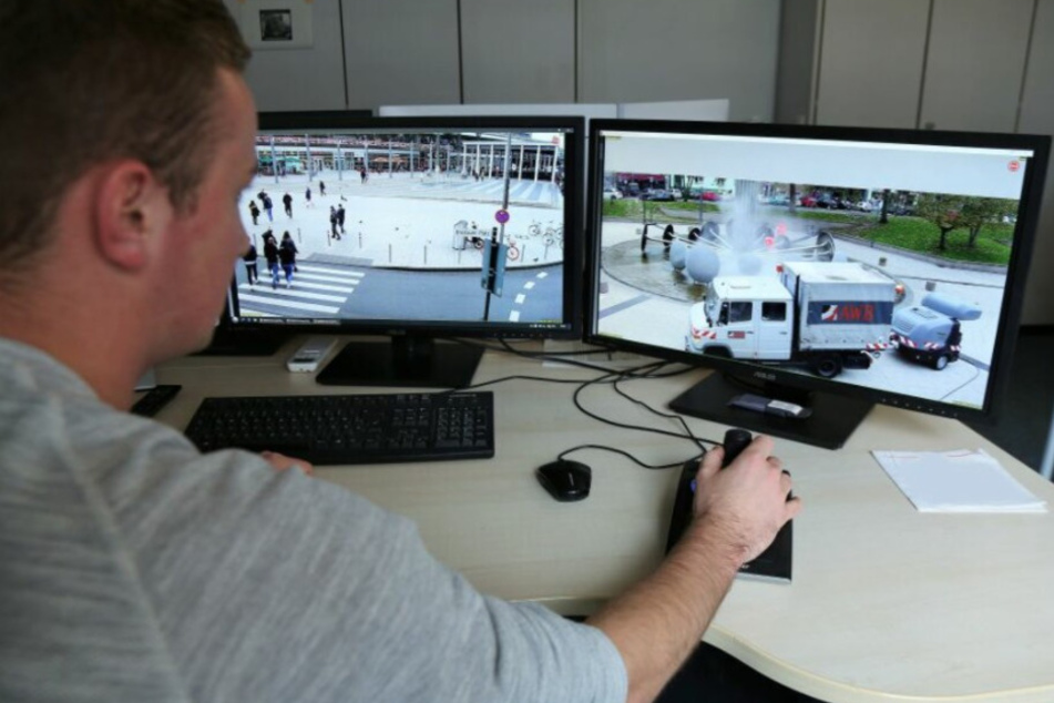 Die Bilder der Überwachungskameras werden von der Kölner Polizei in einer Zentrale beobachtet.