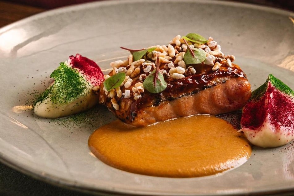 Lachsfilet mit Garnelencreme und Buchweizen-Popcorn, dazu Pastinakencreme und Bisque-Sauce