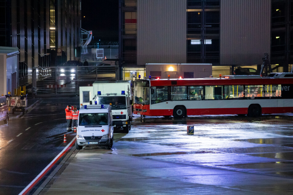 Übernachtung auf Feldbetten: Passagiere müssen wegen neuer Virus-Variante am Flughafen warten
