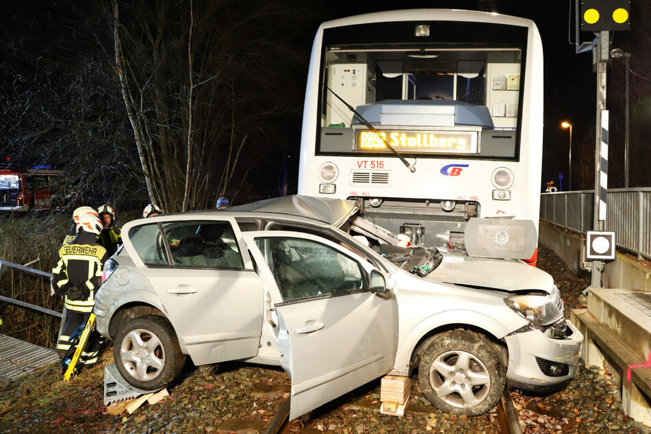 Heftiges Zugunglück im Erzgebirge: Autofahrer tot