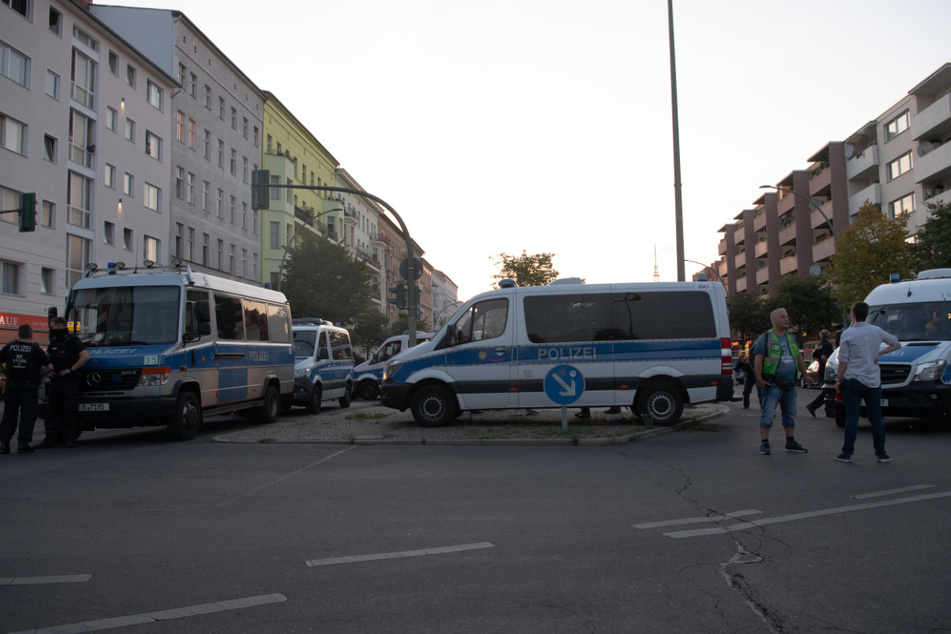 Einsatzfahrzeuge der Polizei stehen auf der Goebenstraße. Nach Schüssen in Berlin-Schöneberg hatte die Polizei im September einen schwer verletzten 24-Jährigen auf einem Gehweg gefunden.