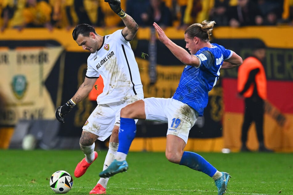 Dynamo Keeper Tim Schreiber (l.) war auch mit dem Ball am Fuß tadellos.