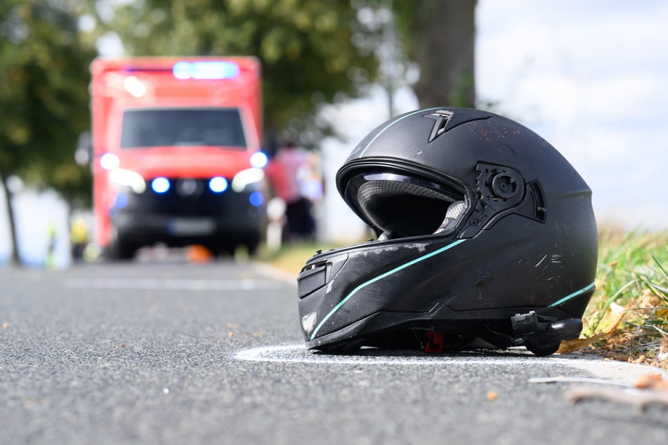 In den Gegenverkehr gerutscht: Drei Biker bei Unfall schwer verletzt