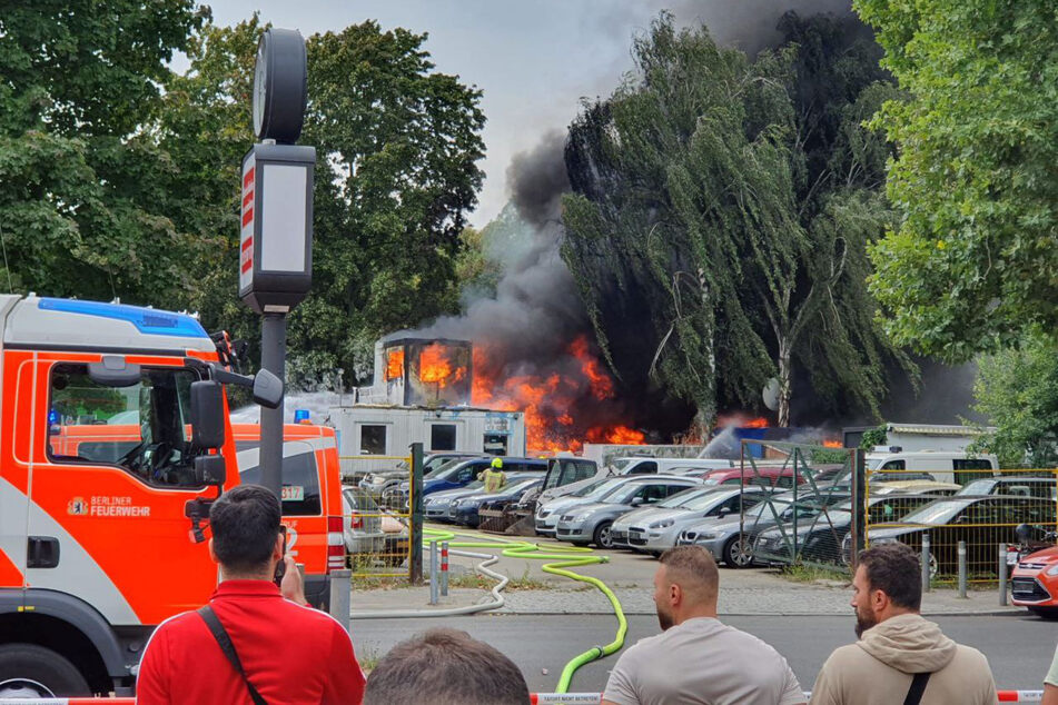 Berlin: Zwölf Autos und Bürocontainer stehen auf Firmengelände in Flammen