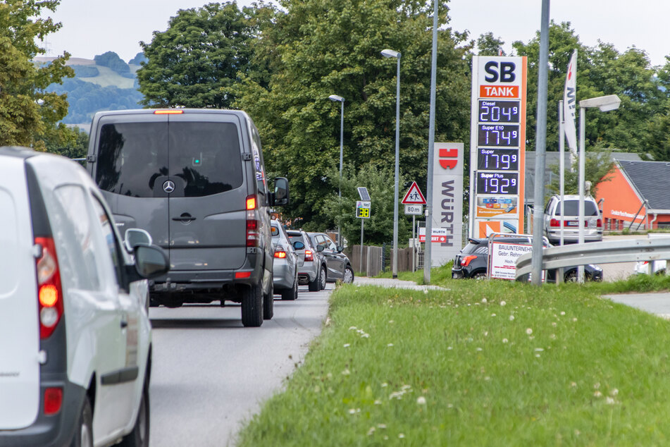 Diesel für knapp 2,05 Euro, Super-Benzin für knapp 1,80 Euro: Diese Preise werden wohl am morgigen Donnerstag Geschichte sein.