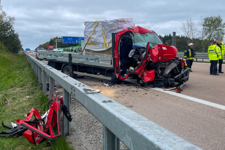 Am Dienstagmorgen ist ein Transporter auf der A7 bei Bispingen mit einem Lkw kollidiert. Der Beifahrer musste schwer verletzt aus dem Wrack befreit werden.