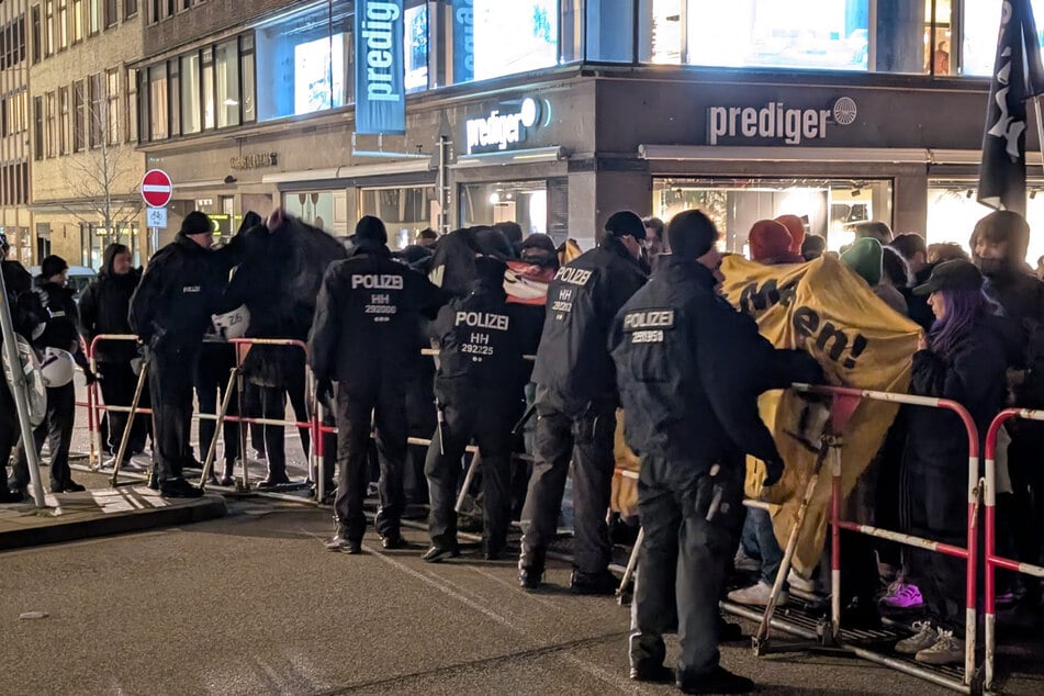 Kurzzeitig heizte die Stimmung auf, als die Polizei ein Banner von einem Absperrgitter entfernte.