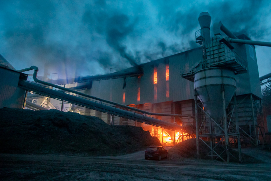 Granitwerk steht in Flammen: Große Halle brennt lichterloh