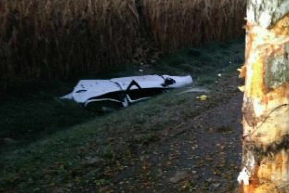 50-Jähriger stirbt bei Unfall! Auto kracht gegen Baum und wird in mehrere Teile gerissen