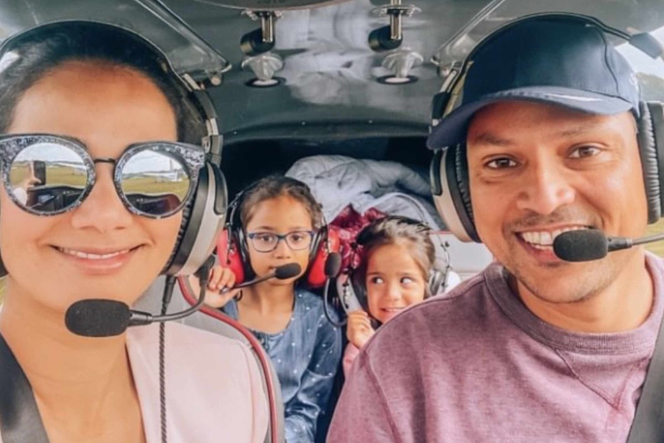 Reisefreudige Familie: Abhilasha (37, l.) und Ashok Aliseril (40) und ihre Töchter Tara (8, h.l.) sowie Diya (5) in ihrem selbst gebauten Flugzeug.