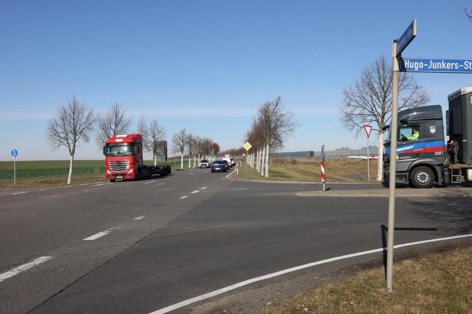 Erst als der Sattelzug nach rechts auf die Radefelder Allee abbog, kam das Fahrrad frei und blieb in Höhe der Baustelleneinfahrt zum Porsche-Werk liegen.