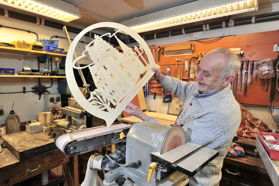 Rentner Peter Heinzmann (73) arbeitet an einem Schwibbogen mit Schloss-Netzschkau-Motiv.