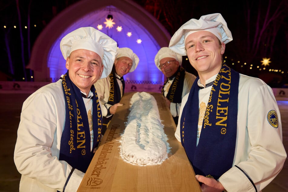 Da ist das Ding ... Getragen von vier starken Männern wurde das edle Naschwerk präsentiert.