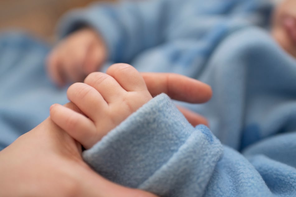 Gut 19.400 Babys sind in Bayern im ersten Halbjahr 2026 zu wenig auf die Welt gekommen, um die Zahl der Sterbefälle auszugleichen.