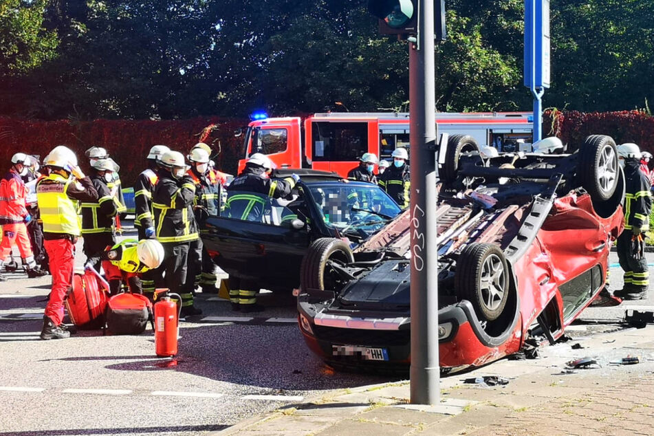 Schwerer Unfall in Hamburg: Vier Verletzte, Hubschrauber im Einsatz