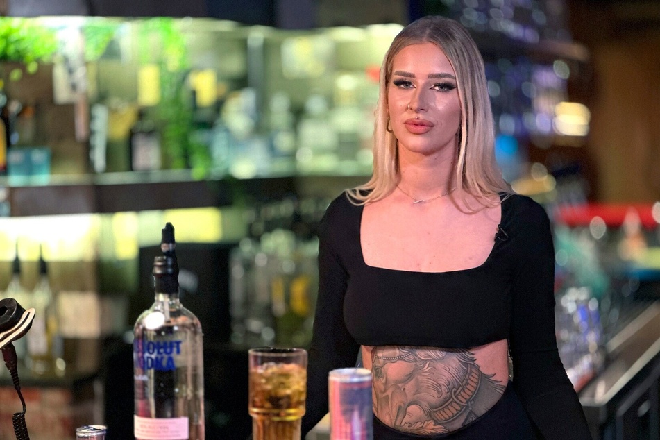 Lisa Röseler ist Barkeeperin im Leipziger Club "Elsterartig" und weiß, wie beliebt Wodka-E ist.