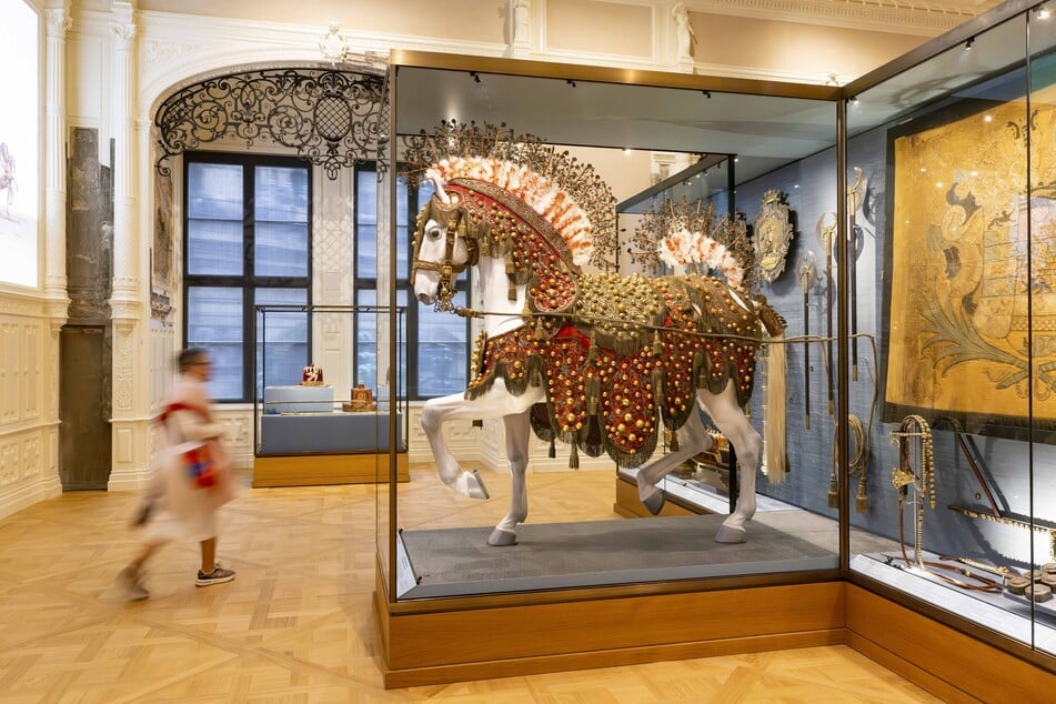 Beeindruckendes Exponat: Rotes Schlittenzeug von der Wiener Hochzeit des August-Sohnes Friedrich August II., 1719.