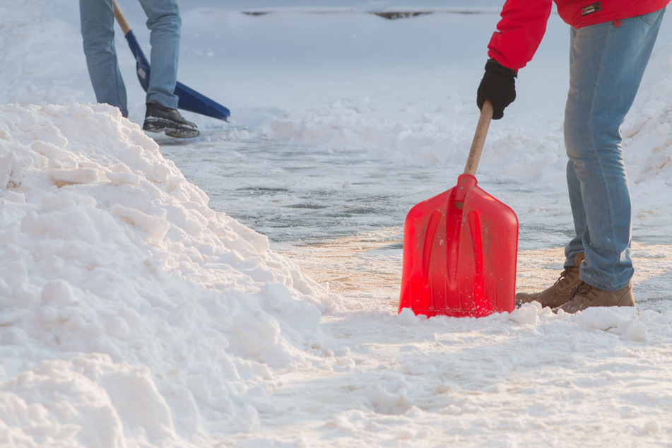 Zwei Frauen sind beim Schneeschieben aneinander geraten. (Symbolbild)