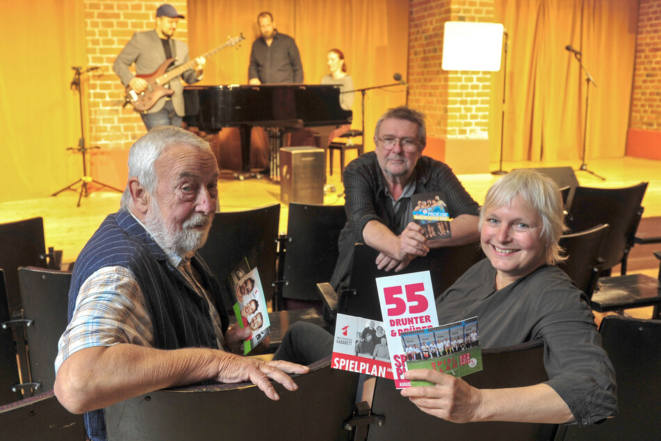 Fürs Jubiläumsprogramm haben Andreas Zweigler (78), Gerd Ulbricht (65) und Ellen Schaller (60) Spielpläne aus den vergangenen Jahren nach den schönsten Stücken durchforstet.
