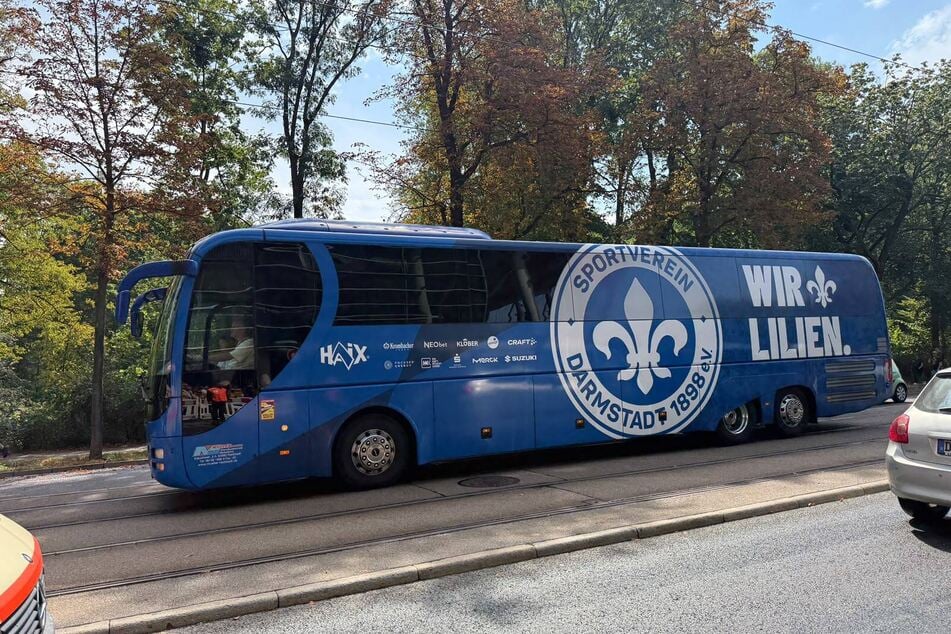 Die Lilien erreichen das Rudolf-Harbig-Stadion als Erstes.